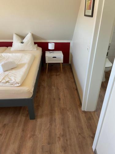 Otterbach的住宿－亞歷克斯酒廊運動吧吸煙休息室酒店，一间小卧室,配有一张床和一张桌子