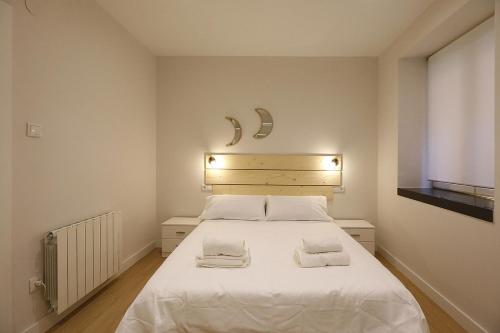 1 dormitorio con 1 cama grande y 2 toallas. en Apartment in Donostia well connected downtown en Pasajes Ancho