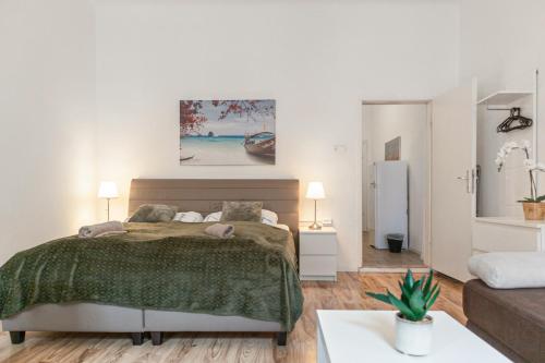 um quarto com uma cama e uma sala de estar em Budget-Friendly 2BR Apt with Great Location em Viena