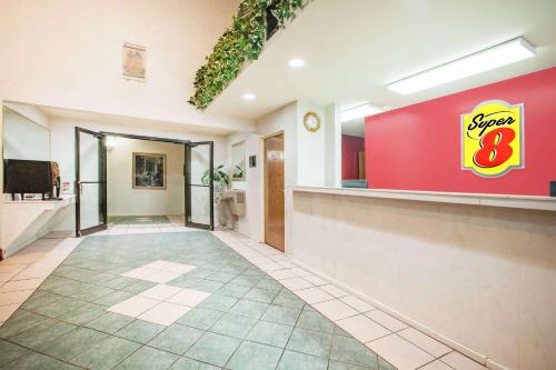 Super 8 by Wyndham White Hall – Photos 3