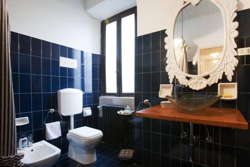 y baño con lavabo, aseo y espejo. en Lucio Fontana's experience, en Comabbio