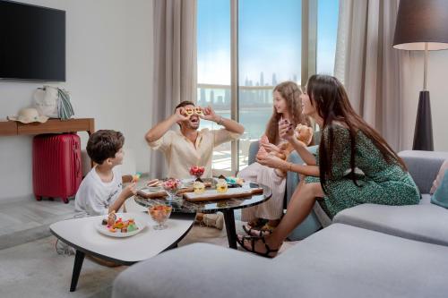 Επισκέπτες που μένουν στο Th8 Palm Dubai Beach Resort, Vignette Collection by IHG