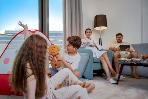 Επισκέπτες που μένουν στο Th8 Palm Dubai Beach Resort, Vignette Collection by IHG