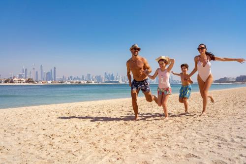 Επισκέπτες που μένουν στο Th8 Palm Dubai Beach Resort, Vignette Collection by IHG