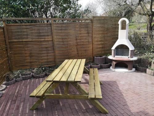 a picnic table and a pizza oven in a backyard at Ferienhaus Möller 4 Personen Waldeck Edersee in Waldeck