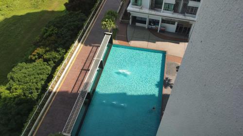 uma vista sobre uma grande piscina num edifício em SA816-Netflix Selfcheck in-WiFi-Parking-Shaftsbury, 4060 em Cyberjaya