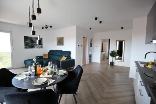 ein Wohnzimmer mit einem Tisch, Stühlen und einem Sofa in der Unterkunft Apartments One Trogir in Trogir
