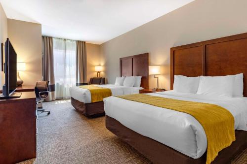 een hotelkamer met 2 bedden en een flatscreen-tv bij Comfort Inn & Suites in Edgewood