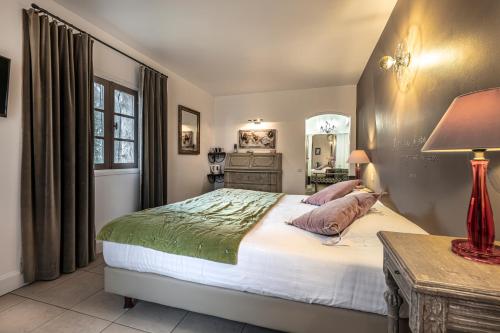 En eller flere senge i et værelse på Hôtel du Clos