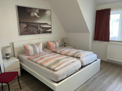 Postel nebo postele na pokoji v ubytování Ferienwohnungen Meeres-Brise - Brunnenweg 3