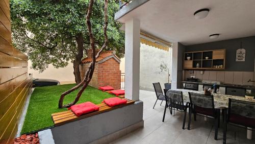 Klarisa Cozy Holiday Home with Private Garden