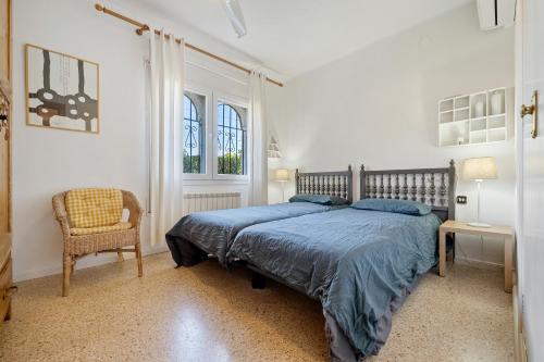 1 dormitorio con 1 cama, 1 silla y 1 ventana en Miro, en Mont-roig