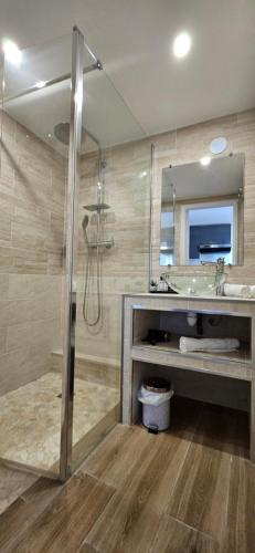 y baño con ducha y lavamanos. en Mini villa T2 climatisée, vue mer, cosy & moderne, en Olmeto