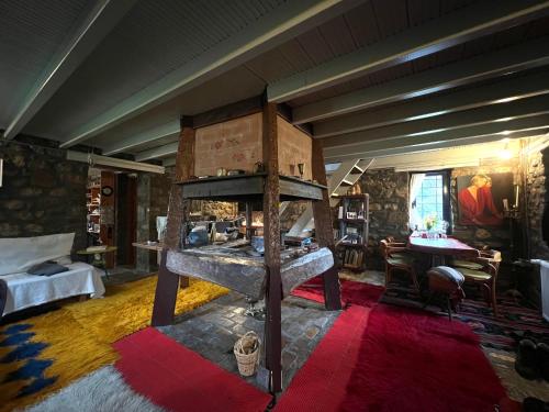 - un salon avec une cheminée et un lit dans l'établissement Marina's Stone Cottage, à Ktistádes