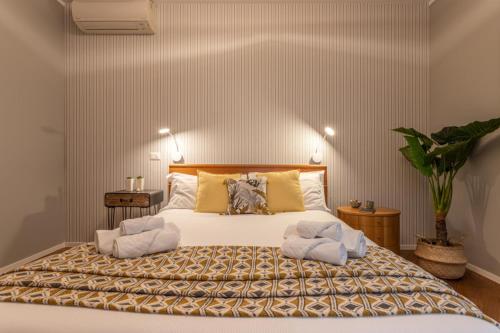 um quarto com uma cama grande e toalhas em ElFaRo Kitty - Stylish Apartment Close to S. Peter em Roma