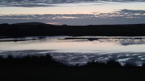 vistas a un lago con nubes en el agua en Broadhaven Bay Apartment, en Belmullet