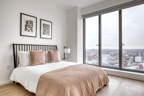 Postel nebo postele na pokoji v ubytování Clinton Hill 1br w wd gym pool nr BAM NYC-973