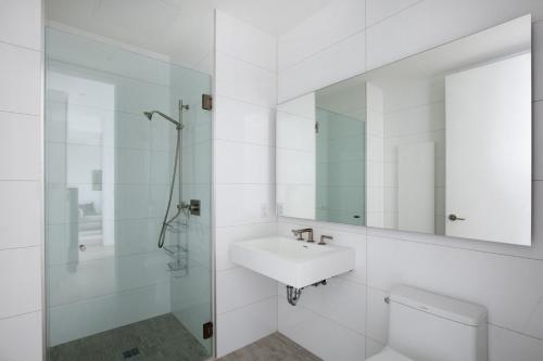 Koupelna v ubytování Clinton Hill 1br w wd gym pool nr BAM NYC-973