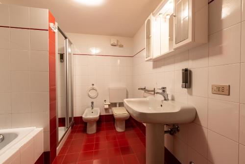 bagno con 2 servizi igienici, lavandino e doccia di Palazzo Bovio-Esclusivo appartamento in centro SELF CHECK-IN a Feltre