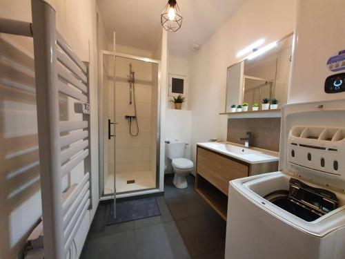 La salle de bains est pourvue d'un lavabo et d'un lave-linge. dans l'établissement Le Coco Paradis by Madame Conciergerie, à Bruz