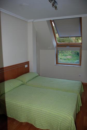 1 dormitorio con 2 camas y ventana en APARTAMENTO ESPASANTE, en Porto de Espasante
