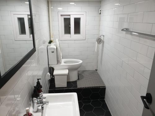 ein weißes Badezimmer mit Toilette und Waschbecken in der Unterkunft Complace D in Seoul