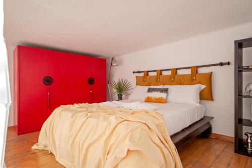 1 dormitorio con 1 cama grande y puertas rojas en Sea Breeze Loft, en Livorno