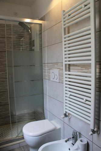 ein Badezimmer mit einem weißen WC und einem Waschbecken in der Unterkunft Da Nonna Concettina by Salento com in Aradeo