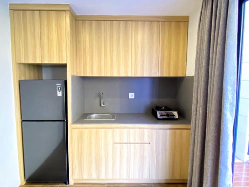 una cocina con fregadero y refrigerador en PAMELA BALI, en Kerobokan
