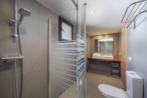 Un baño con ducha, inodoro y lavabo. en Apartamento Oratge 1, en Port de Pollença (Puerto Pollensa)