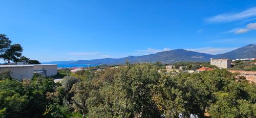 uitzicht op een stad met bergen en bomen bij Super T3 vue Mer et Montagne. Idéalement situé. in Propriano