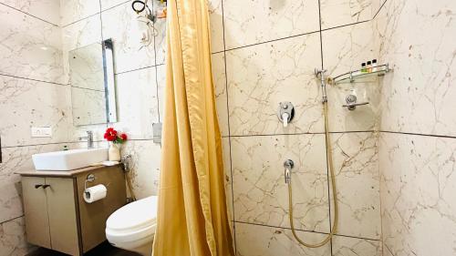 Ένα μπάνιο στο Olive Service Apartments - DLF Cyber City