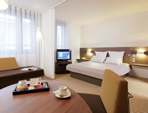 Un pat sau paturi într-o cameră la Novotel Suites Clermont Ferrand Polydome