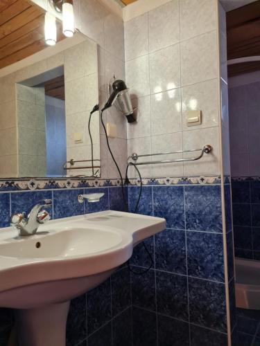 une salle de bain avec un lavabo et un miroir dans l'établissement Астра къща за гости, à Koprivchtitsa