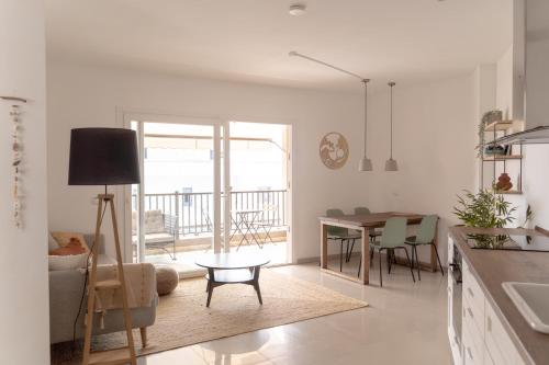 eine Küche und ein Wohnzimmer mit einem Tisch und Stühlen in der Unterkunft Casa Arjuna in Valle Gran Rey