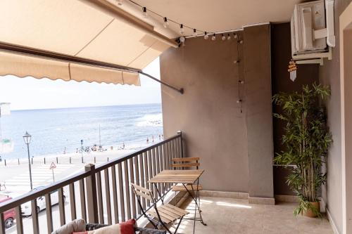 balcón con mesa y sillas y vistas a la playa en Casa Arjuna en Valle Gran Rey