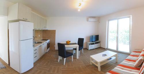 Η κουζίνα ή μικρή κουζίνα στο Apartmani Tivat Kaludjerovic
