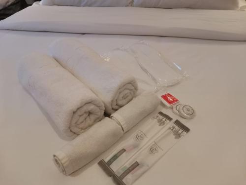 吉隆坡D Loft Hotel的床上放着一堆毛巾