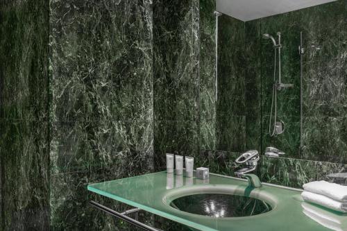 AC Hotel Los Vascos by Marriott في مدريد: حمام مع حوض ودش