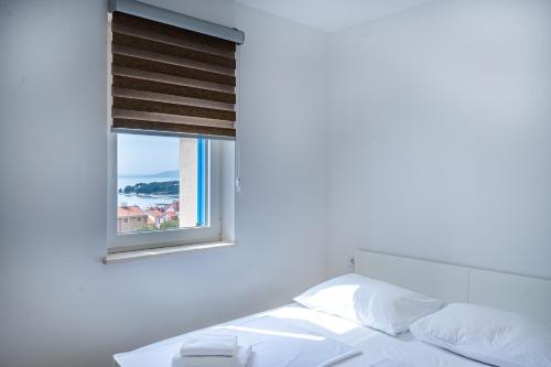 a bedroom with a bed and a window at BLUE SKY in Cres