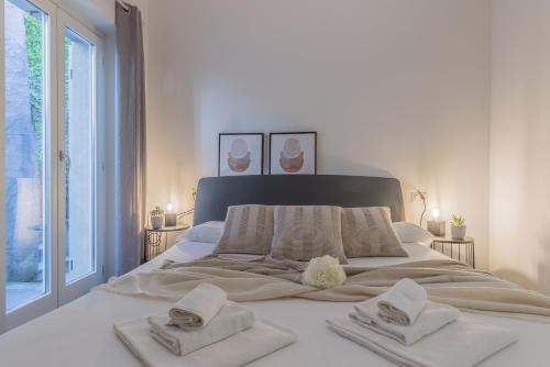 ein Schlafzimmer mit einem Bett mit Handtüchern darauf in der Unterkunft Il giardino di Alice in Varenna