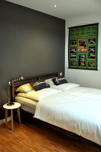 two beds sitting next to each other in a bedroom at Haus & Hof Guest House in Perl