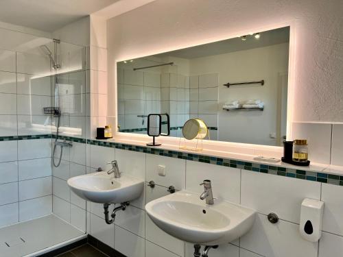 Baño con 2 lavabos y espejo en Kapitänshaus Hamburg Altes Land, en Hamburgo