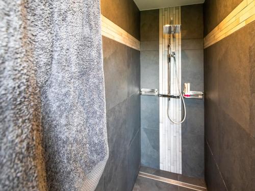 Bathroom sa Holiday home with wellness for families in Haringe