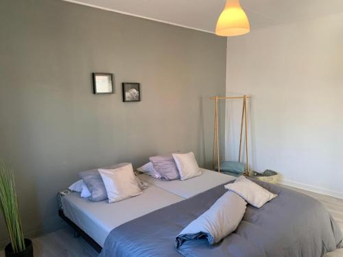 una camera con due letti con cuscini sopra di Very cozy apartment, located in the heart of Herentals a Herentals