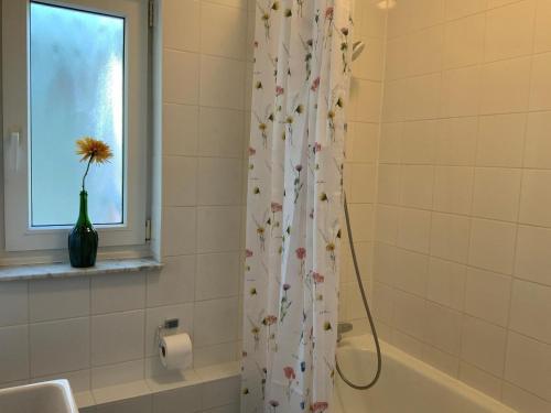 uma casa de banho com um chuveiro com uma cortina de chuveiro de flores em Very cozy apartment, located in the heart of Herentals em Herentals