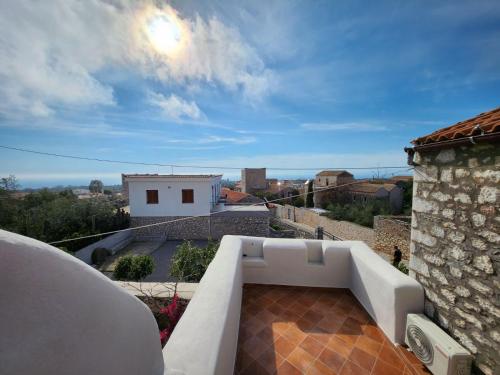 una vista desde el balcón de una casa en Èlia Luxury Rooms, en Areopoli