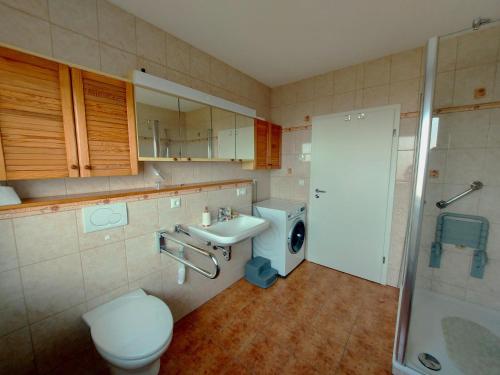 新安斯波的住宿－Apartments im Taunus，浴室配有卫生间、盥洗盆和淋浴。