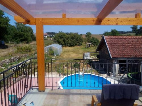 einen Balkon mit Poolblick in der Unterkunft Petit logement avec entrée indépendante 