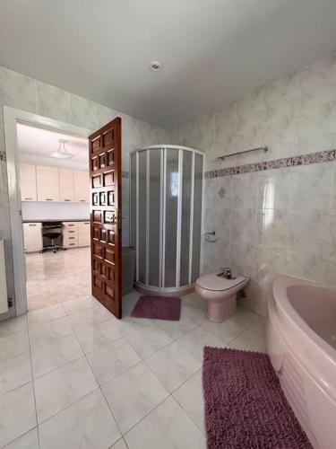 a bathroom with a tub and a toilet and a sink at ¡Magnifica Villa Amalia! in Calpe